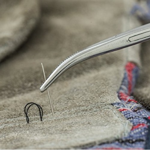 SE 5-1/2 Stainless Steel Self-Locking Curved Forceps - 656FC